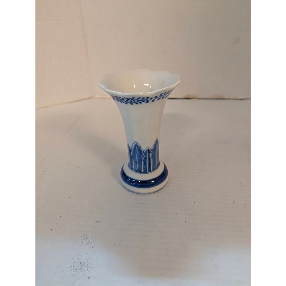 Vintage Blue and White Porcelain Flared Scalloped Trumpet Vase Thailand 6.25" - Picture 3 of 11